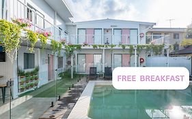 Surf Inn Boutique Backpackers - Free Breakfast